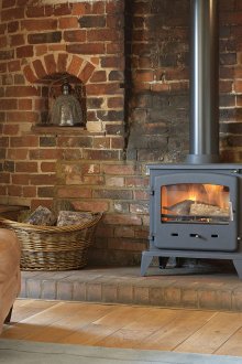 Чиста тухлена стена в хола с камина