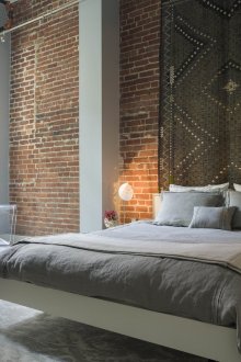 Тухлена стена в дизайн на спалня