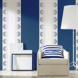 Бял тапет със сини ивици.