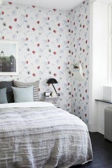 Бял флорален тапет в спалнята