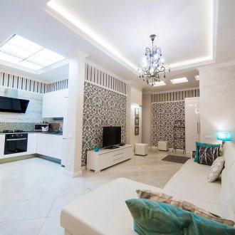 Бял тапет с модел в студио апартамент