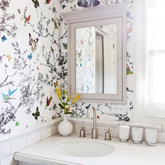 Бял тапет с модел в интериора на банята