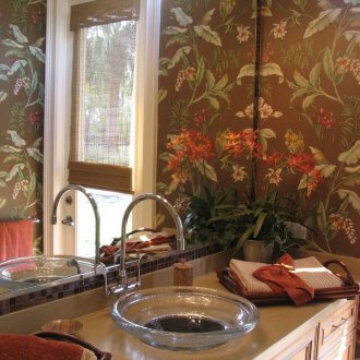 Кафяв тапет в банята