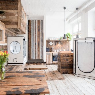 Възрастна облицовка във вътрешността на таванското помещение