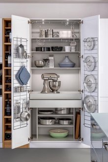 Вътрешните страни на вратите на кухнята са лесно оборудвани с куки, върху които можете да окачите четки, ръкавици, парцали за почистване.