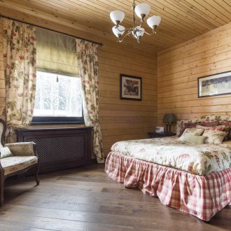 Вълнен килим в интериора на селска къща