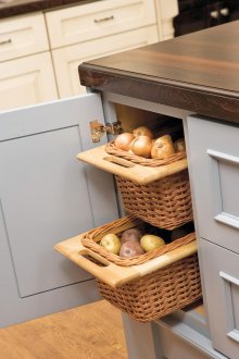 Зеленчуците се съхраняват най-добре в плетени кошници, дървени кутии или вентилирани кутии.