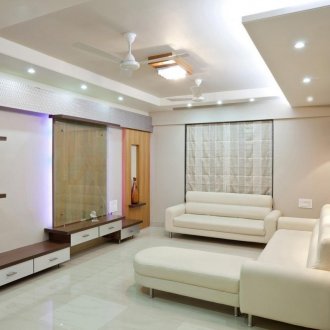 Комбинирана синя плочка на стената в банята