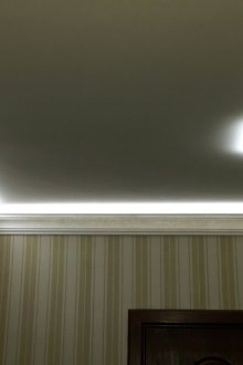 Червен килим от помпон в коридора