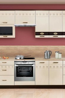 Стенни шкафове в бежова кухня