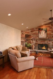 Аквариум в стената в интериора на селска къща