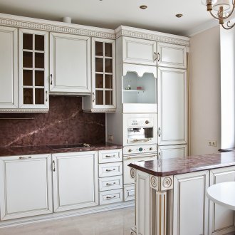 Стенни шкафове в класическа кухня