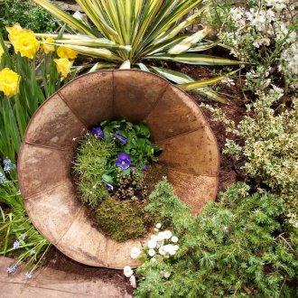 Metal soap dish for a bathroom