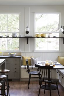 Седалката на прозореца лесно се превръща в работна повърхност с помощта на малки рафтове, където можете да съхранявате подправки, стойка за ножове, миксер или кафемелачка. За да не блокирате достъпа на дневна светлина през малък прозорец, можете да използвате стъклени рафтове.