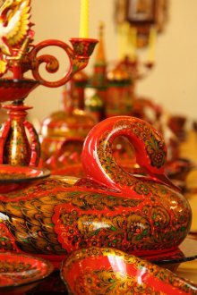 Khokhloma рисуване върху чинии