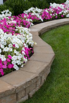 Каменна ограда за цветна леха