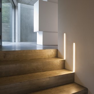 Минималистично осветление на стълбището