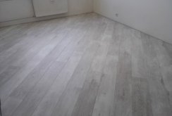 Laminate putih lantai menyerong