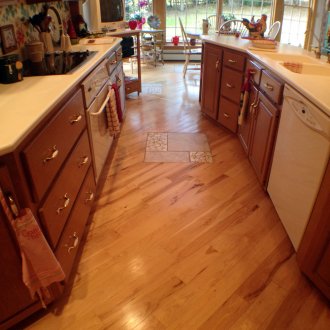 Schwarzer Marmor Countertop im Kücheninnenraum