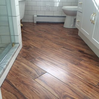 Ламинира се диагонално на пода в банята