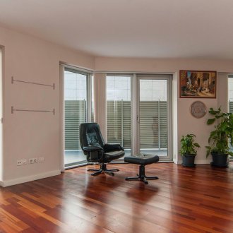 Черешовият ламинат диагонално на пода