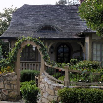 Каменна ограда с арка