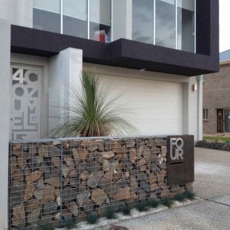 Каменна ограда на частна къща