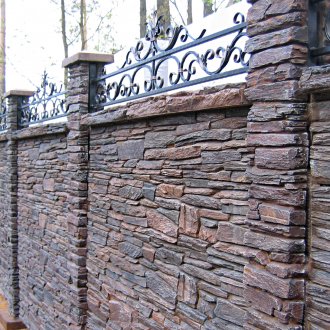 바 카운터와 인조석 조리대가 있는 완벽한 주방