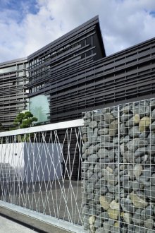 Мрежеста и каменна ограда