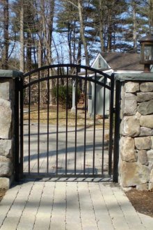 Каменни оградни стълбове