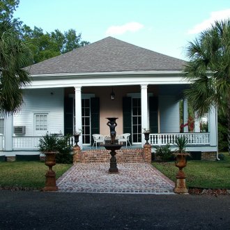 집의 뾰족한 지붕