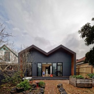 현대 집의 엉덩이 지붕