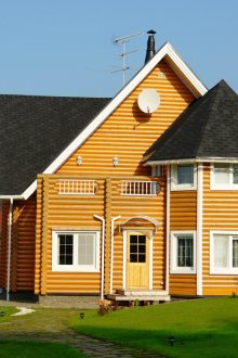 컨트리 하우스 내부에 바 카운터가 있는 완벽한 주방