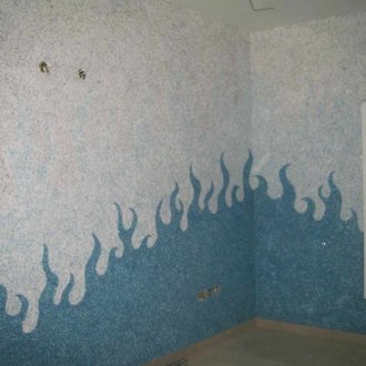 Рисуване върху син течен тапет