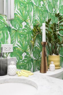 Аквариум в стената на банята