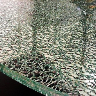 Счупена стъклена маса в интериора