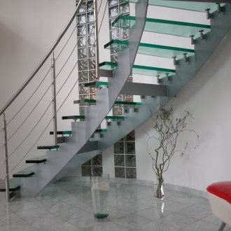 Стъклено стълбище в интериора