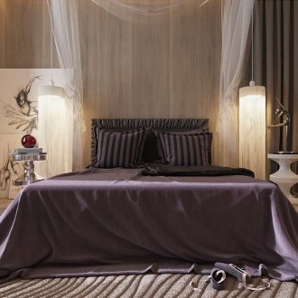 Tulle di atas katil di dalam bilik tidur