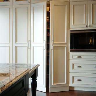 Синя плочка върху кухненската престилка