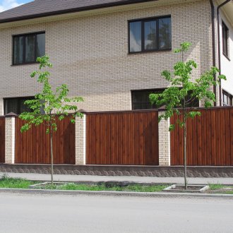 Бял диван върху дървена рамка