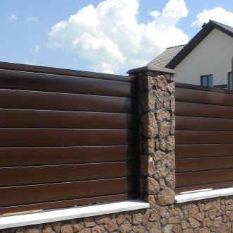 Ограда с каменни стълбове