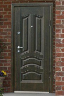 Черен диван върху метална рамка