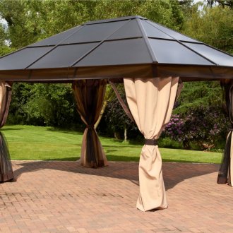 Беседка на стълбове със завеси