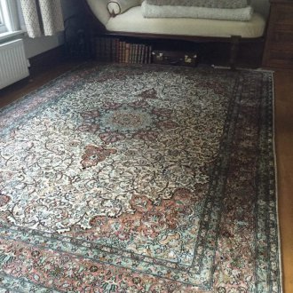 Резбовано легло в индийски стил