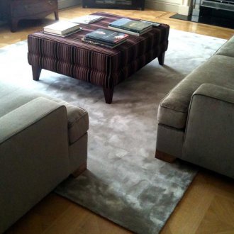 Сив копринен килим