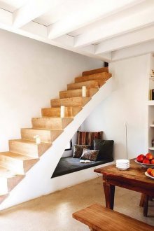 Място за четене под стълбите