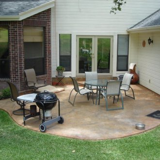 Дизайнът на двора на къщата с кът за барбекю