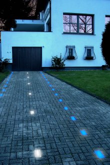 Светещи плочки около къщата