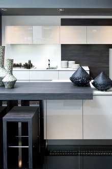 The trends in the color palette of modern kitchens of 10 square meters are increasingly cool - white, gray, and black shades dominate. Colorful ornaments and bright colors can only be seen in the execution of the kitchen apron