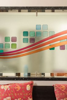 Стъклена преграда между кухнята и спалнята